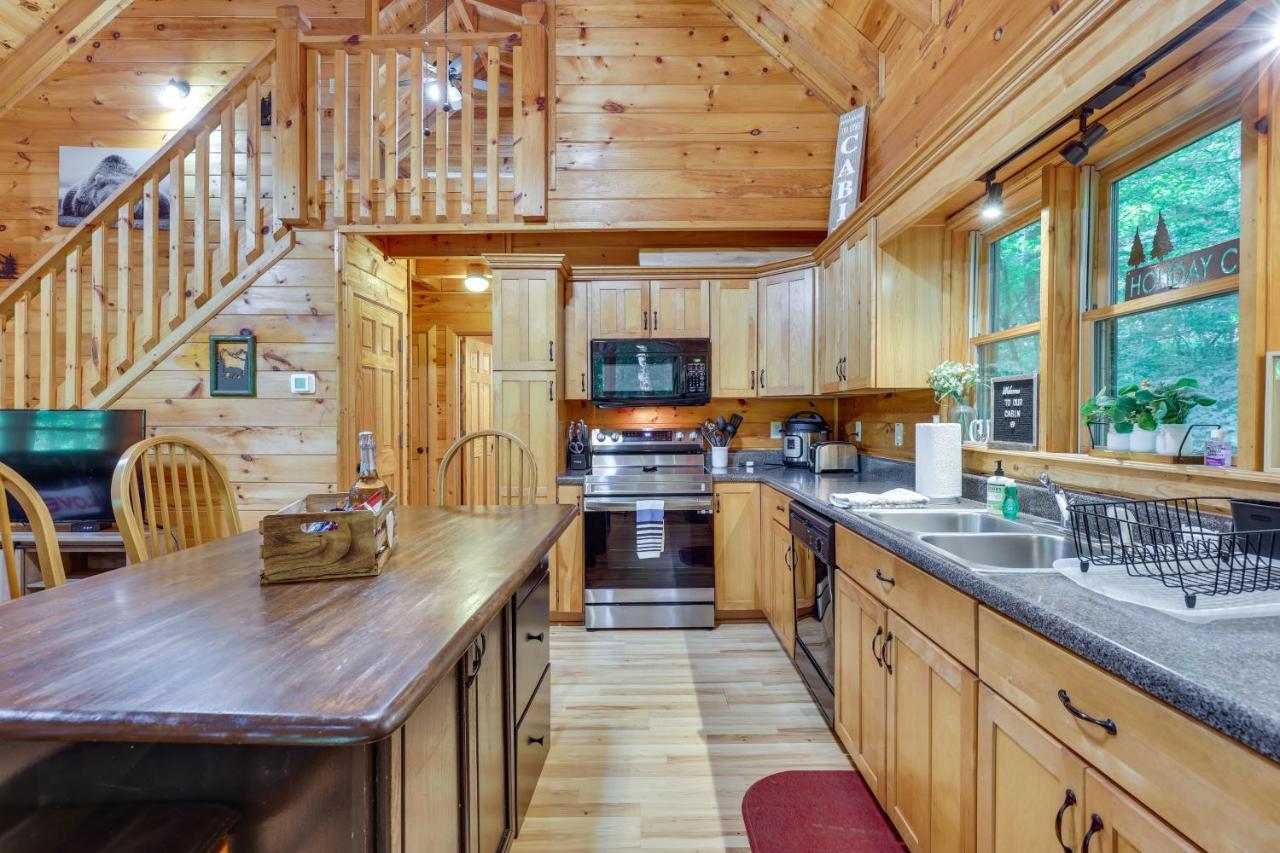 Riverfront Ellijay Cabin With Deck And Pool Access! Buitenkant foto