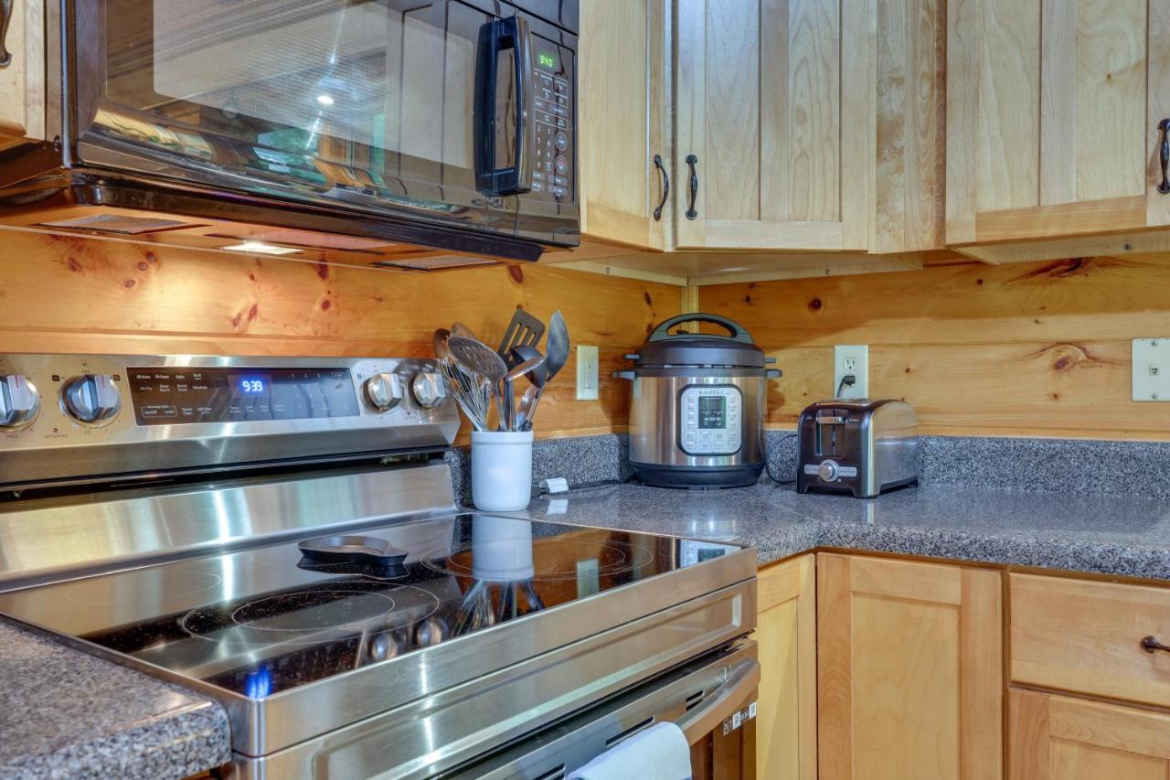 Riverfront Ellijay Cabin With Deck And Pool Access! Buitenkant foto