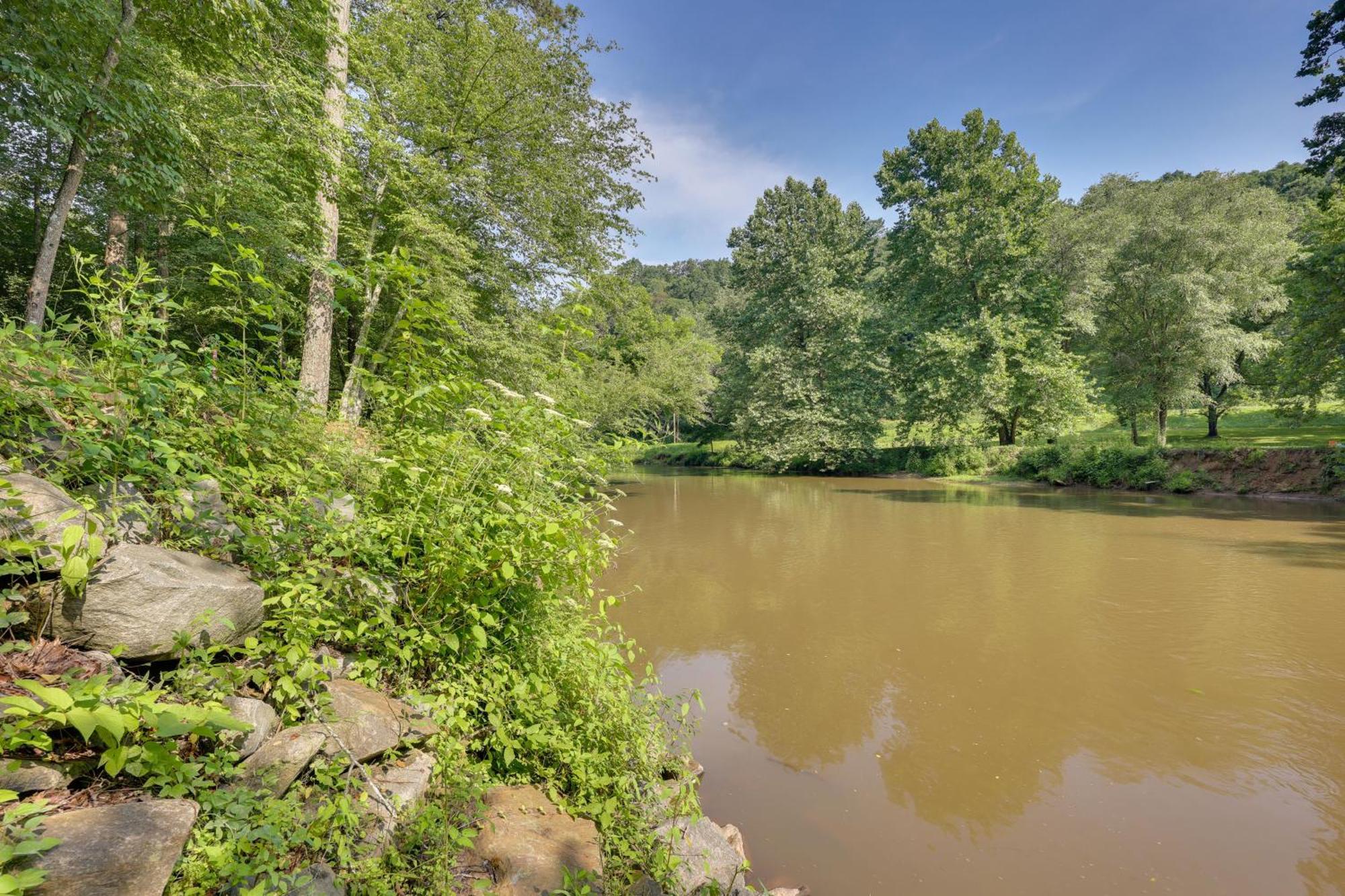Riverfront Ellijay Cabin With Deck And Pool Access! Buitenkant foto